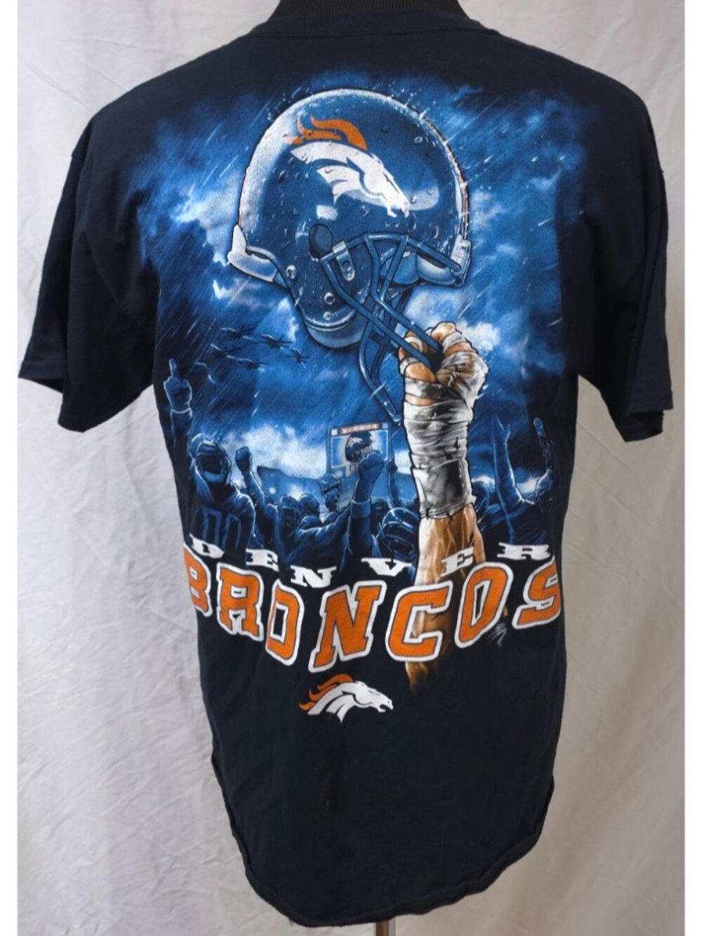 VTG Denver Broncos Raising Football Helmet Print NFL Black T Shirt Mens Sz ( L)